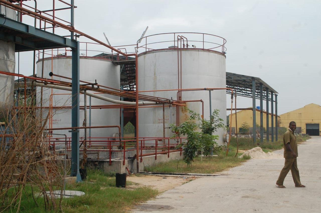 Oil Tanks & Storage Facilities - Food-grade oil storage tanks with transfer systems for refinery operations. - View 1