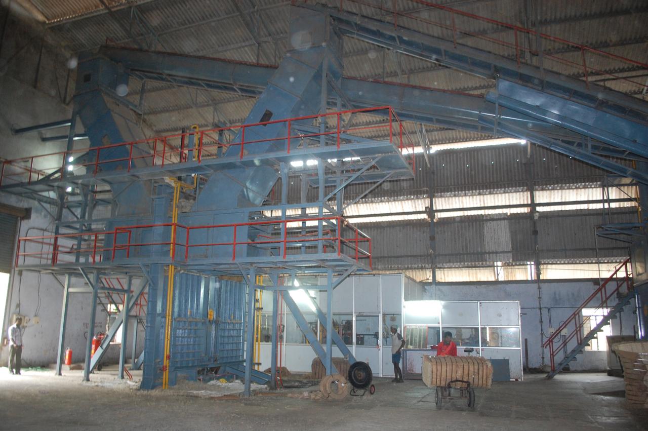 Auto Lint Press & Bailing Machine - Automated lint pressing and bailing machine for cotton fiber packaging. - View 1